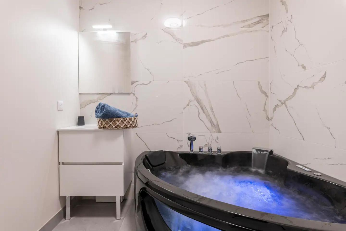 Baignoire Balneo Avec Climatisation Apartment *